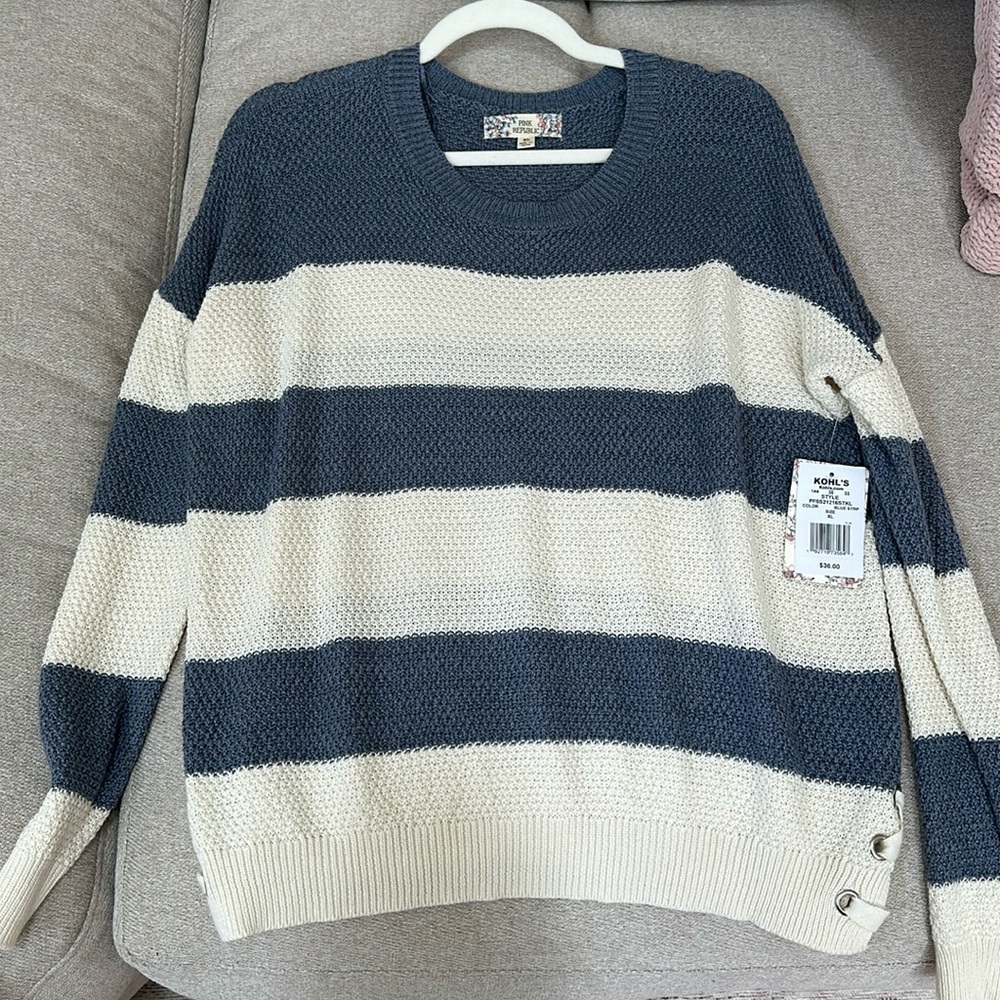 New with tags Pink Republic Junior’s XL Blouse, blue and white